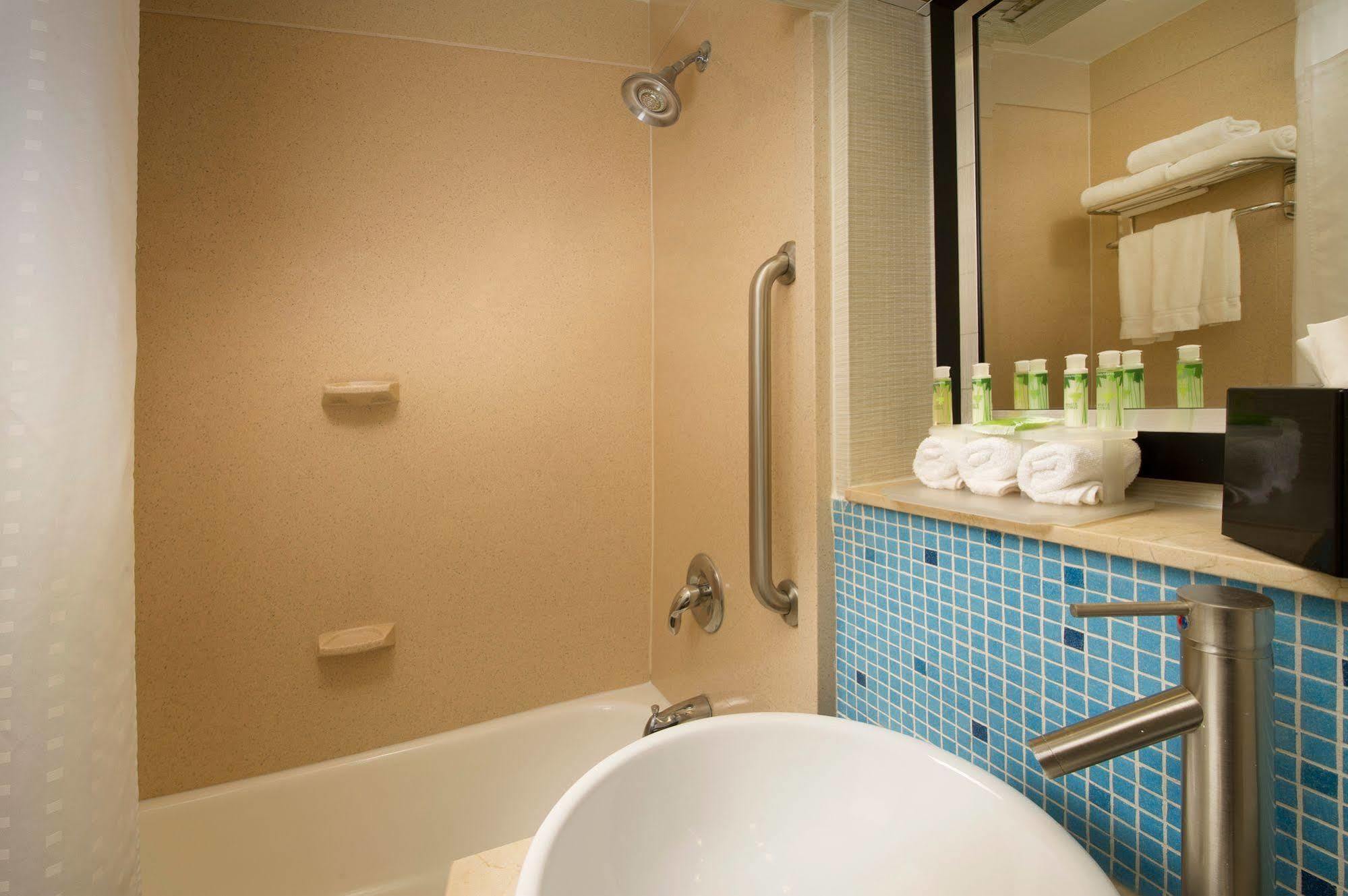 Express & By Ihg Hotel 3*